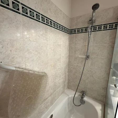13 M2 Bedroom In A Fully Equipped 126 M2 Séjour chez l'habitant *